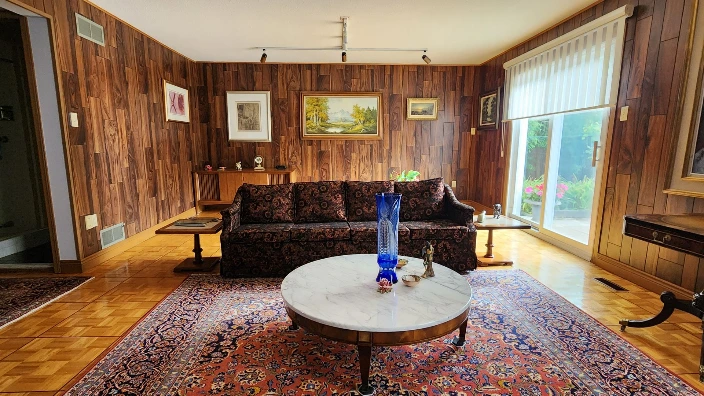 Estate sale of an art collector - furniture and paintings